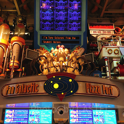 ディズニーランドのおすすめレストラン「パン・ギャラクティック・ピザ・ポート」