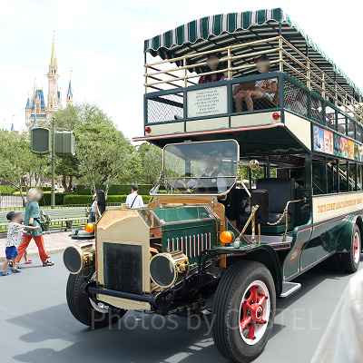 オムニバスでパーク内をドライブ