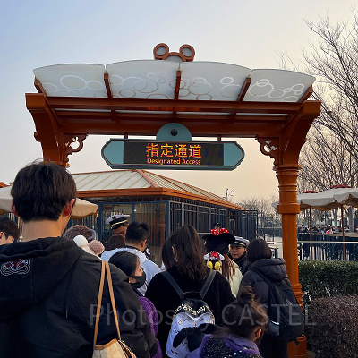 アーリーパークエントリーパス利用者は、一般ゲストも入るメインエントランスの左側のゲートを通過