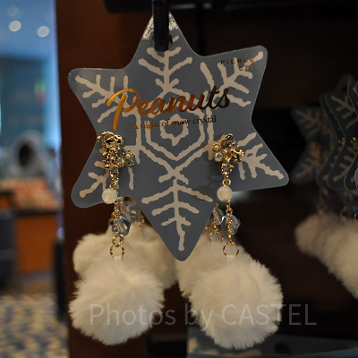 ポンポンつきピアス