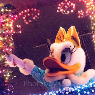 エレクトリカルパレード デイジー（TDL・夜）<br /> 設定：78㎜ SS1/100 F5.3 ISO3200 （トリミングあり）