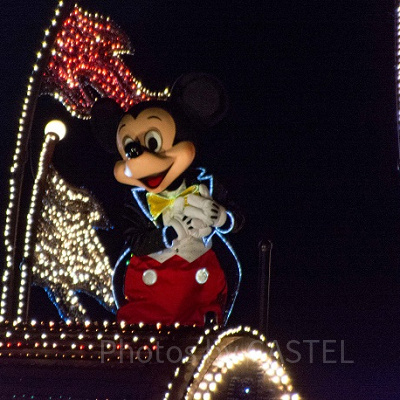 エレクトリカルパレード ミッキー（TDL・夜）<br /> 設定：300㎜ SS1/100 F6.3 ISO2000 （トリミングあり）
