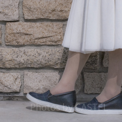 上品なスリッポンはスカートとの相性も◎