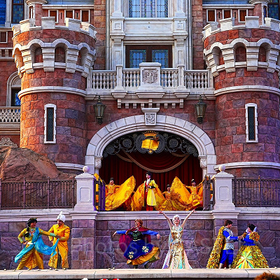 エルサもゴールドのオリジナル衣装に着替えて出てきます。