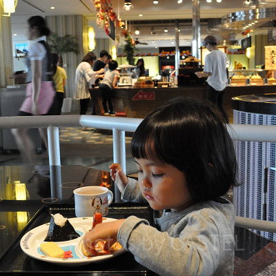 子ども用のUSJキャラクターの食器セットでビュッフェを楽しめる