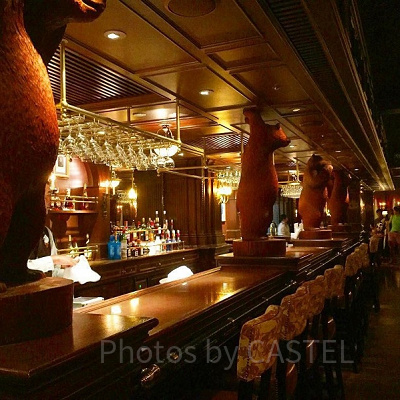 ディズニーシーのラウンジでお酒を楽しむ