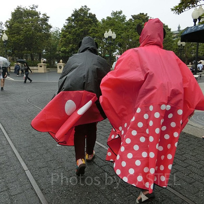 強風であおられる