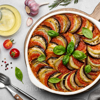 薄くスライスした野菜を並べたラタトゥイユ（イメージ）