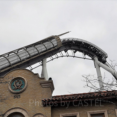 ハリウッド・ドリーム・ザ・ライドのファーストドロップ（下に見えるのはハリドリの建物の屋根）