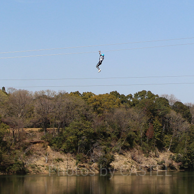 湖の上を滑空する飛行おにのジップラインアドベンチャー