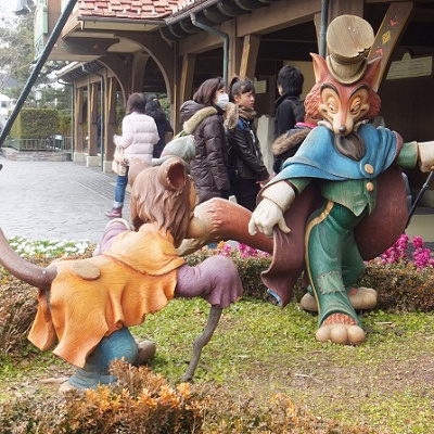 キツネのファウルフェローとネコのギデオン