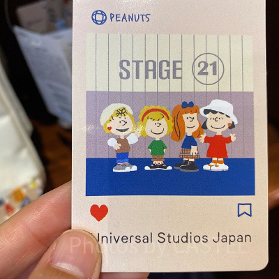 STAGE21の前でポーズを決める4人