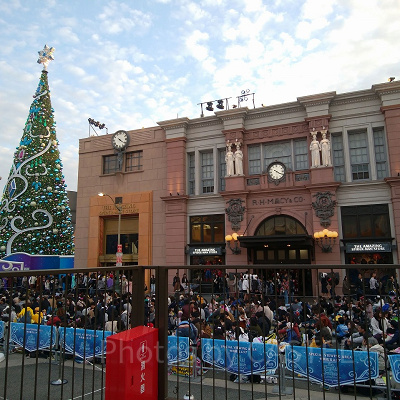 「クリスタルの約束」開演1時間前の無料席の様子／舞台周辺のお店は一時クローズしたり一方通行になります