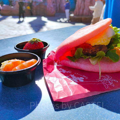 フライドチキンとエッグとチーズのサンド、シュリンプサラダとフルーツ