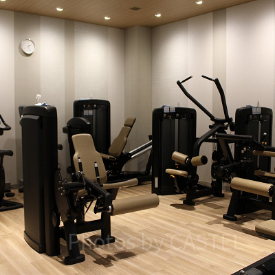 フィットネスでは本格的なウェイトトレーニングも可能