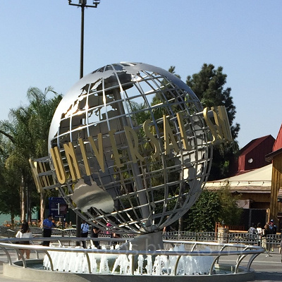 ユニバーサル・スタジオ・ハリウッドのエントランス前にある地球儀