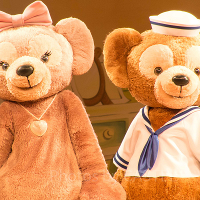 仲良しのシェリーメイとダッフィー