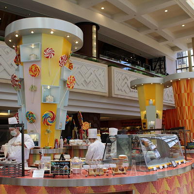 ポップな装飾がかわいいグランカフェ