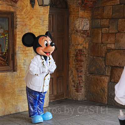 ヴァレンティーナズ・スウィートの軒下でグリーティングが行われている様子