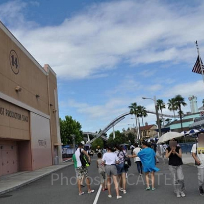 夏のUSJを楽しむゲストたち