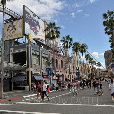 夏のUSJを楽しむゲストたち