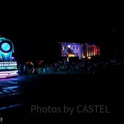 ペンライトを振ってナイトパレードを楽しむ有料鑑賞エリアのゲスト／USJ