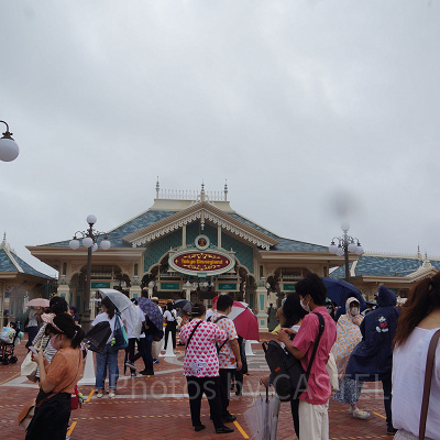 開園前に並び始めるゲスト