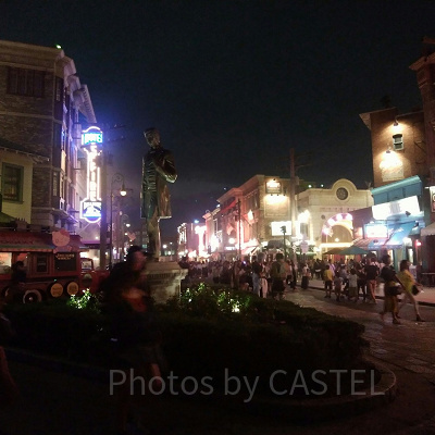 パンクロッカーゾンビの生演奏を観るため殺到するゲスト／USJ（2018年）