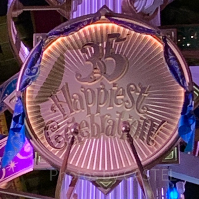 「セレブレーションタワー」の「Happiest Celebrationの文字」