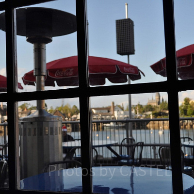 ハピネス・カフェ店内の窓/USJ