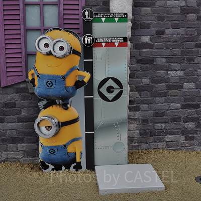 ミニオンパークのアトラクション前の身長計
