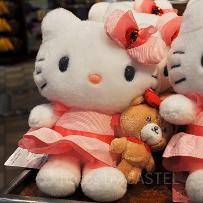 ハローキティ「Hello Kitty’s Sweetest Day Ever」ハローキティのぬいぐるみ