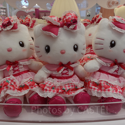 ハローキティのぬいぐるみ（イチゴドレス）