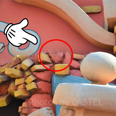 レンガの中に隠れミッキー