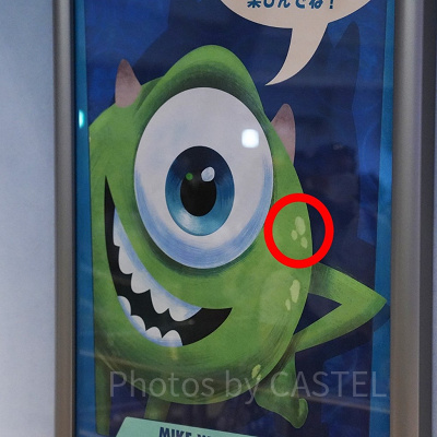 モンスターズインクの隠れミッキー：Qライン内のポスター