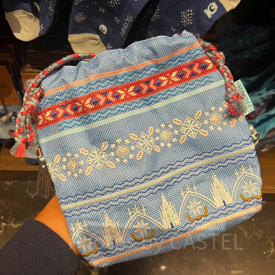 香港ディズニーアナ雪グッズ：アレンデール調刺繍のきんちゃく
