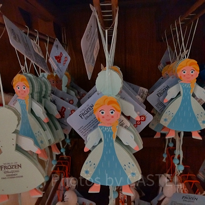 香港ディズニーアナ雪グッズ：エルサの木製人形