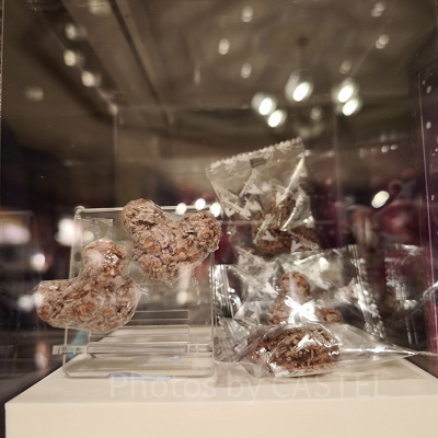 香港ディズニー20周年「ミッキー＆フレンズ・グランドセレブレーショングッズ」：チョコレートクランチ缶