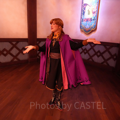 香港ディズニーのアナ雪エリア「ワールドオブフローズン」：公演前からアナがいきなり登場！