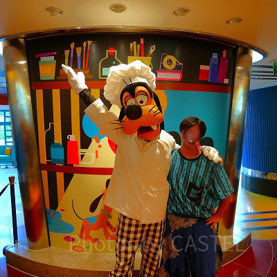 香港ディズニーのインクアンドプレート：グーフィーと2ショット！