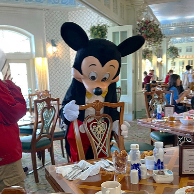 香港エンチャンテッドガーデンレストラン：ミッキーも登場