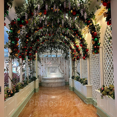 香港エンチャンテッドガーデンレストラン：入り口に入ると、魔法のようなアーチが！