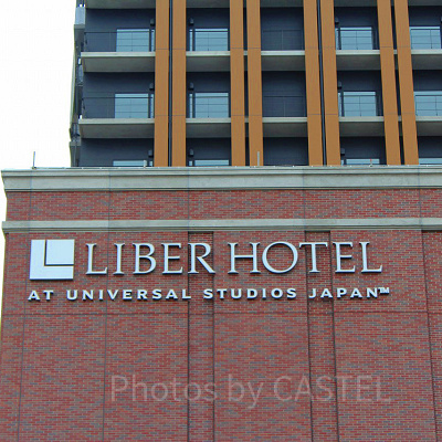 ホテル外観とロゴ