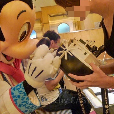 ミッキーがサインを書く様子