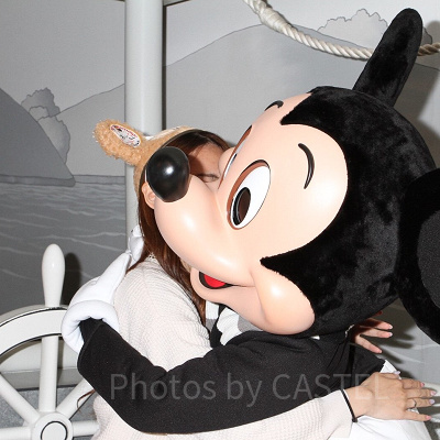 ミッキーとハグする様子