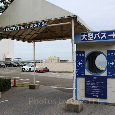 車で行くなら駐車場の利用が必須。写真は直営駐車場入口