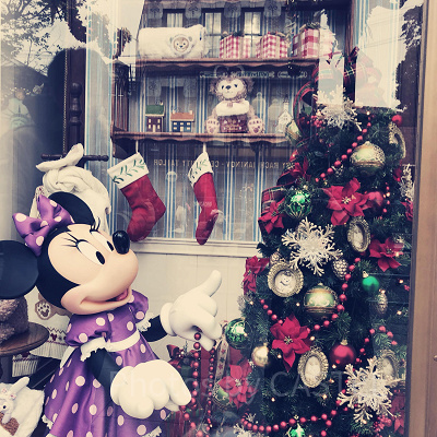 東京ディズニーシー　ビッグバンドビート近くのショップ前(2019年)