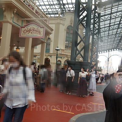 ワールドバザールのショップ前