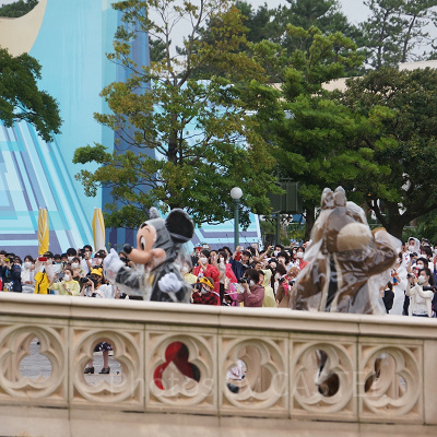 混雑しているように見えますが、実は等間隔で待機しています