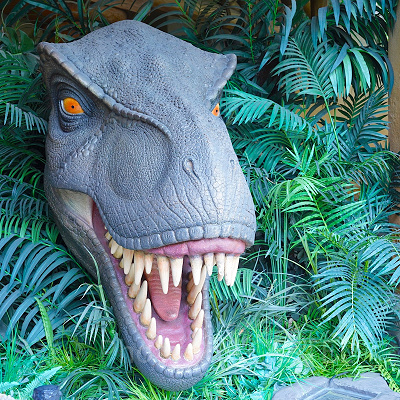 ジュラシック・アウトフィッターズ：入り口のティラノサウルス